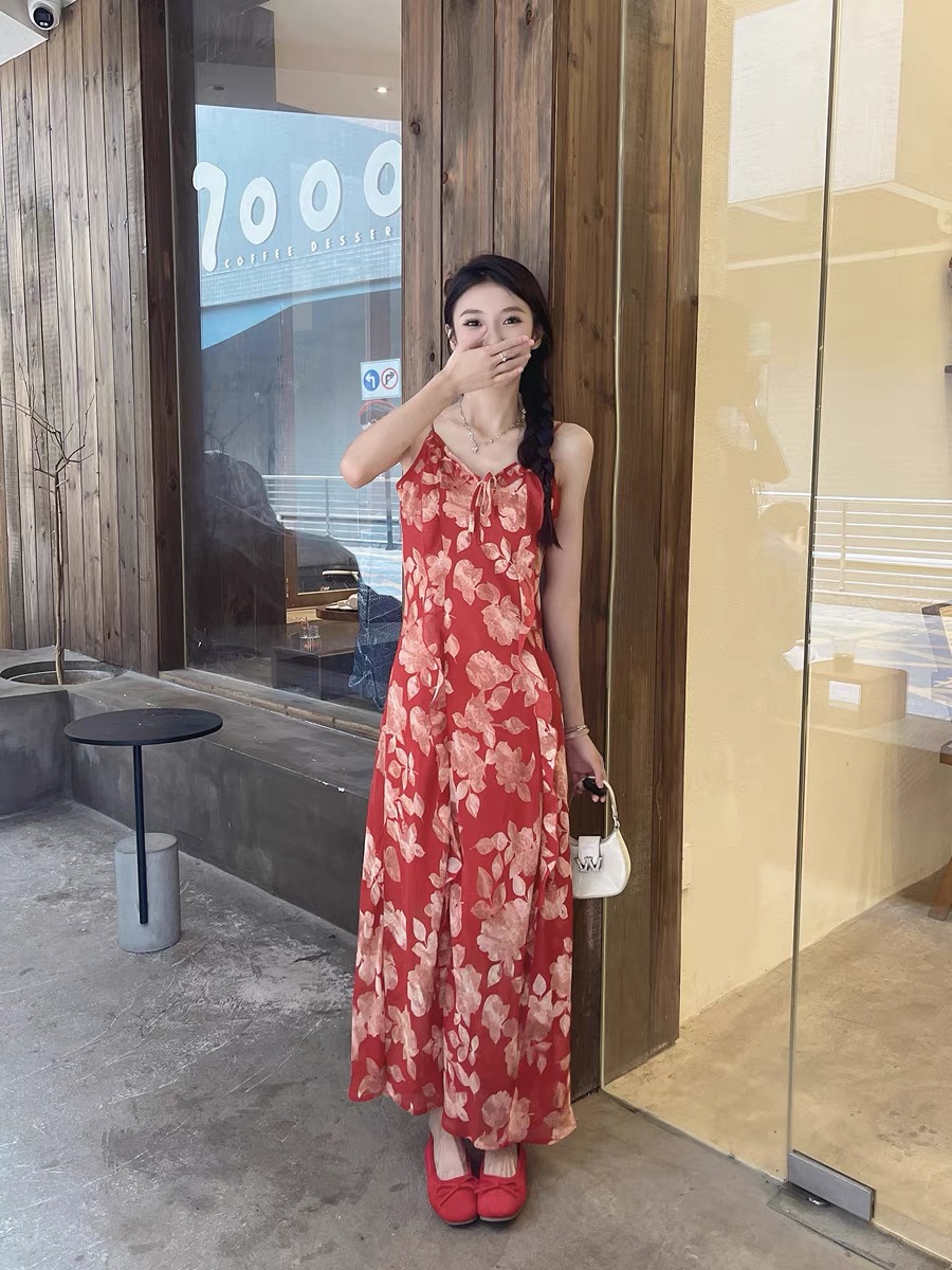 MY8563# 夏季轻薄仿真丝红色吊带印花v领显瘦连衣长裙开叉大鱼尾下摆遮肉女裝貨源服裝批發