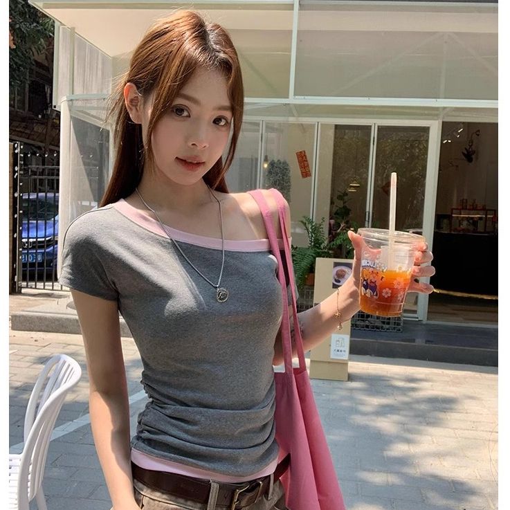 MY11435# 辣妹斜肩灰拼粉短袖t恤女夏修身设计感露肩收腰显瘦上衣女裝貨源服裝批發