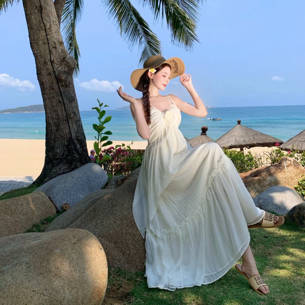 實拍夏日度假燒花胸針高級感連衣裙神女白色吊帶裙