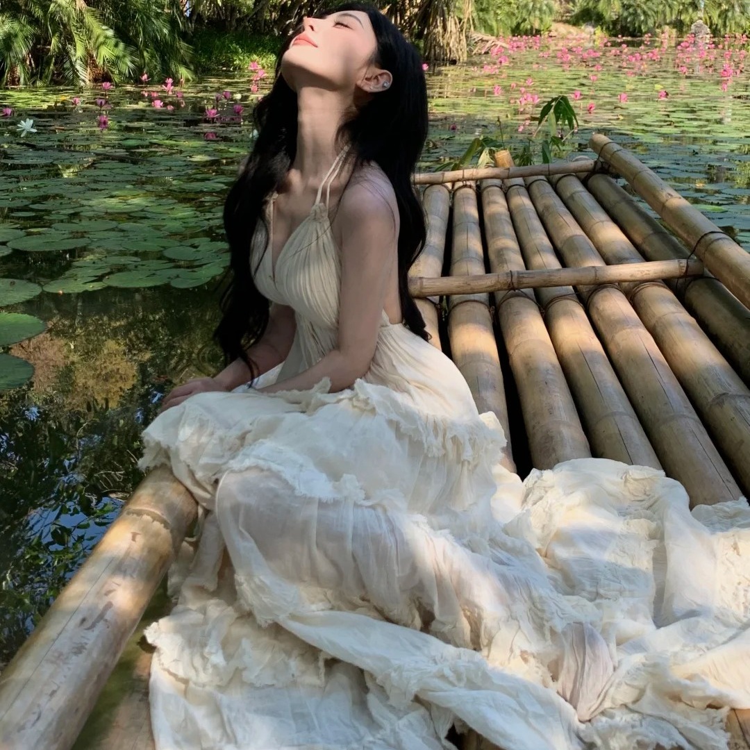 泰國云南海邊度假高級V領掛脖連衣裙仙女性感露背荷葉邊蛋糕長裙