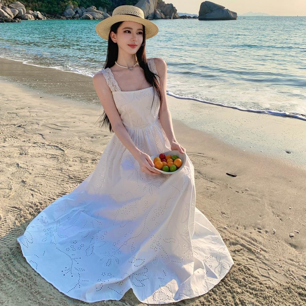 實拍蕾絲交叉收腰露背連衣裙女純欲風白色刺繡吊帶海邊度假風長裙