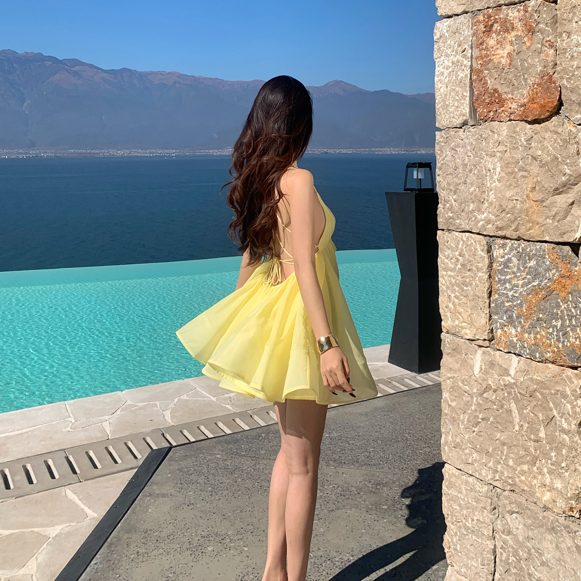 法式度假海島風V領慵懶氛圍感蓬蓬裙性感露背吊帶短裙子夏