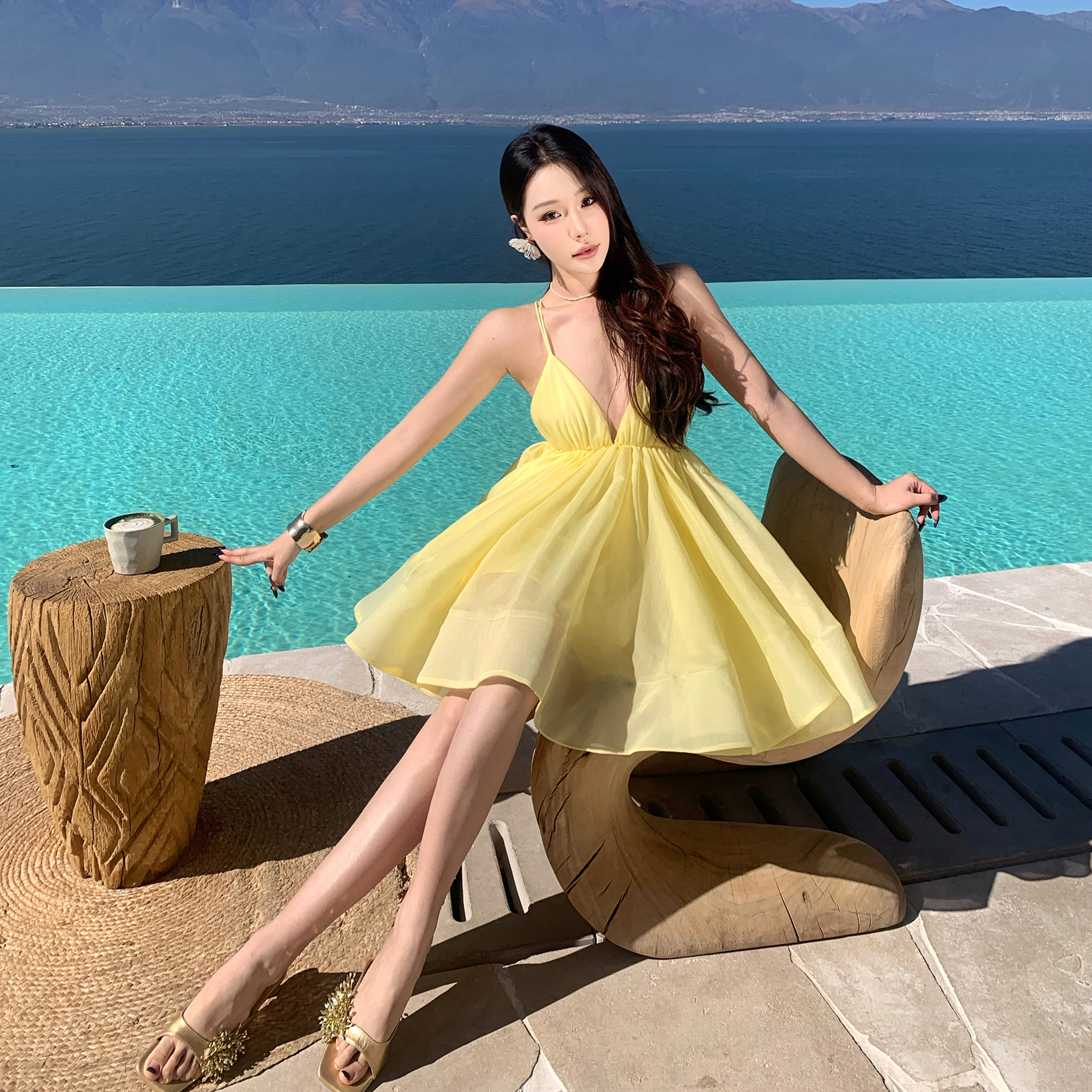 法式度假海島風V領慵懶氛圍感蓬蓬裙性感露背吊帶短裙子夏