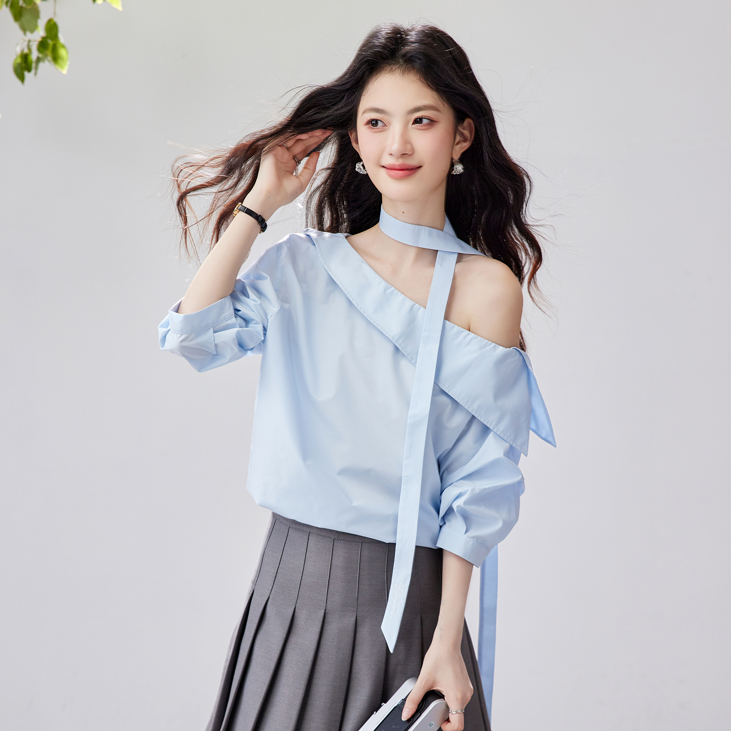霧藍月光曲法式斜肩氣質襯衫女2026夏新款飄帶設計感上衣