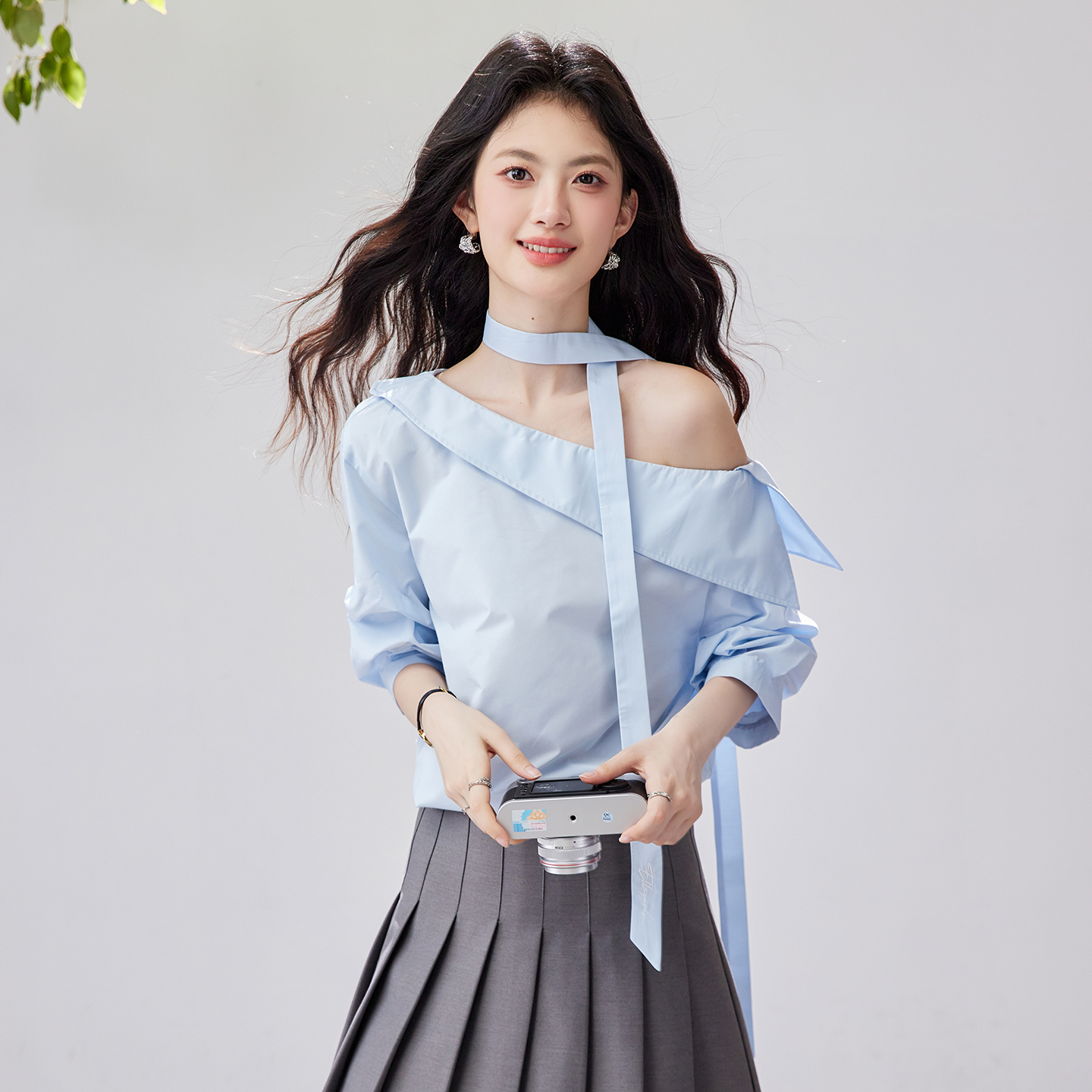 霧藍月光曲法式斜肩氣質襯衫女2026夏新款飄帶設計感上衣