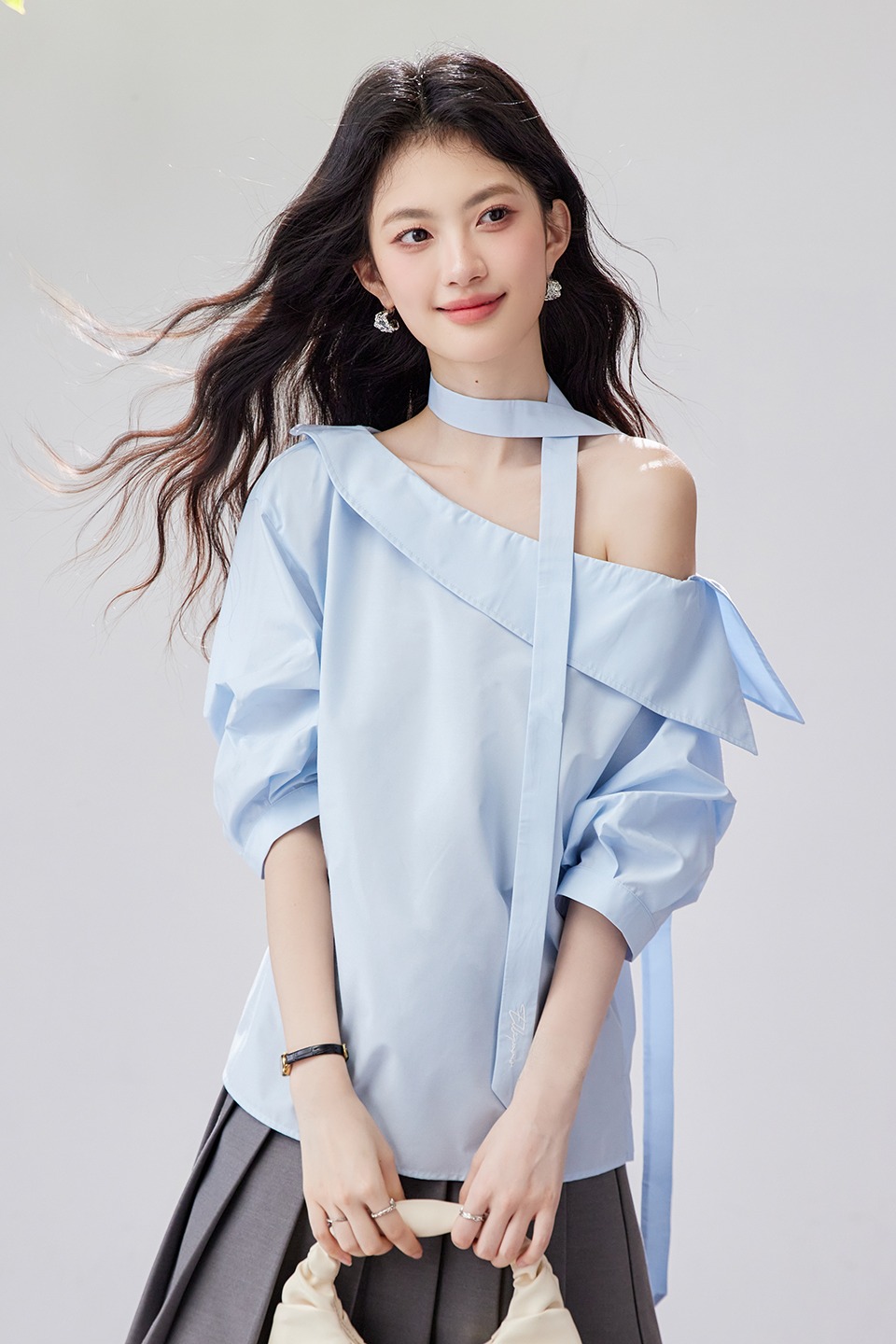霧藍月光曲法式斜肩氣質襯衫女2026夏新款飄帶設計感上衣
