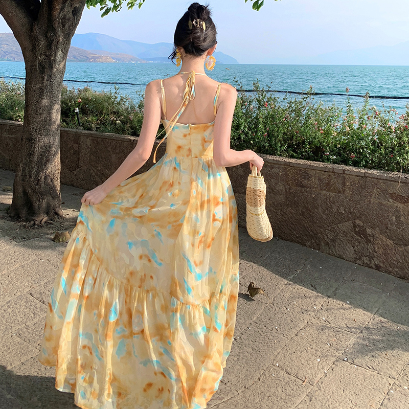 法式多巴胺黃色絕美海邊仙氣飄飄度假大擺吊帶連衣裙印花拍照長裙