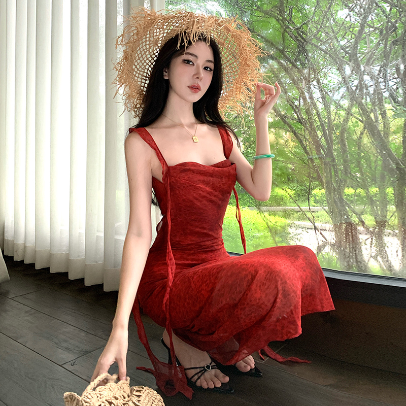 紅色飄帶吊帶連衣裙女夏季2025新款海邊度假風氣質收腰顯瘦長裙子