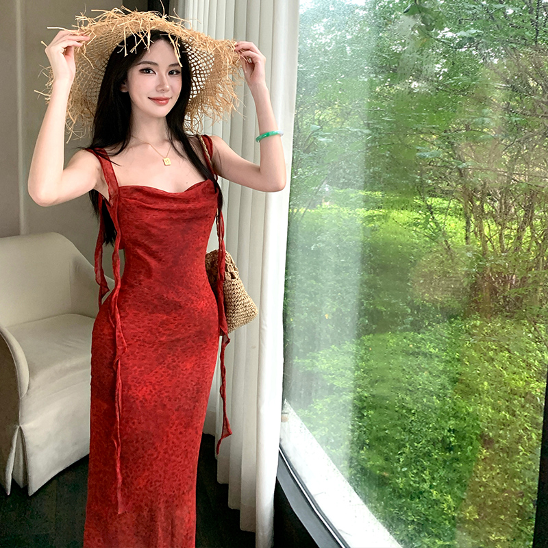 紅色飄帶吊帶連衣裙女夏季2025新款海邊度假風氣質收腰顯瘦長裙子