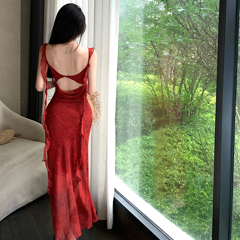 紅色飄帶吊帶連衣裙女夏季2025新款海邊度假風氣質收腰顯瘦長裙子