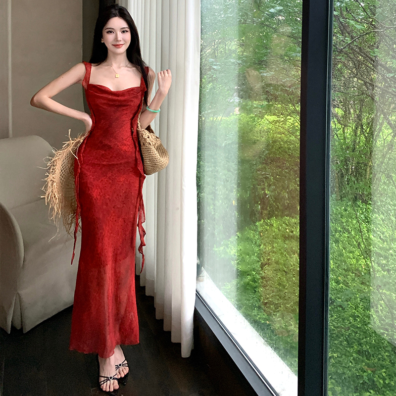 紅色飄帶吊帶連衣裙女夏季2025新款海邊度假風氣質收腰顯瘦長裙子