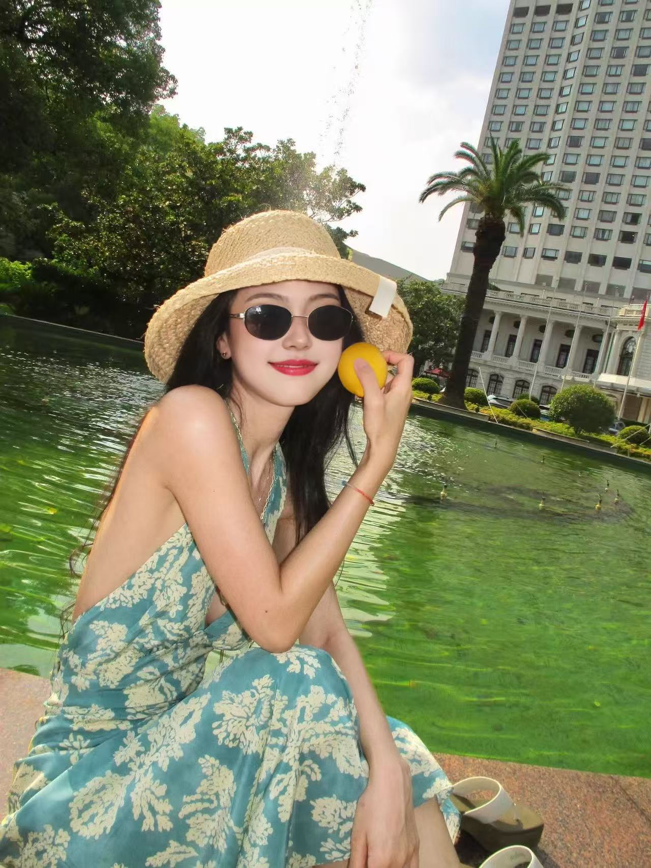 楊凱雯同款孔雀藍v領碎花掛脖吊帶連衣裙女夏法式度假風露背長裙