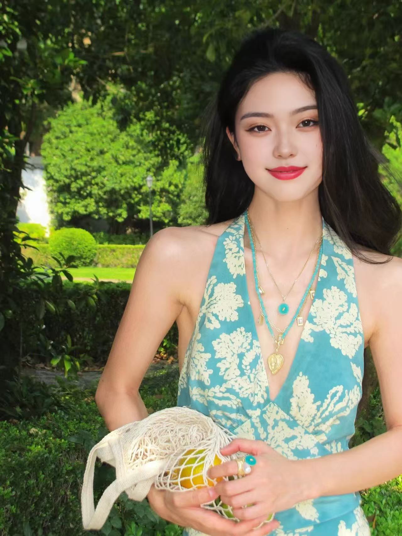 楊凱雯同款孔雀藍v領碎花掛脖吊帶連衣裙女夏法式度假風露背長裙
