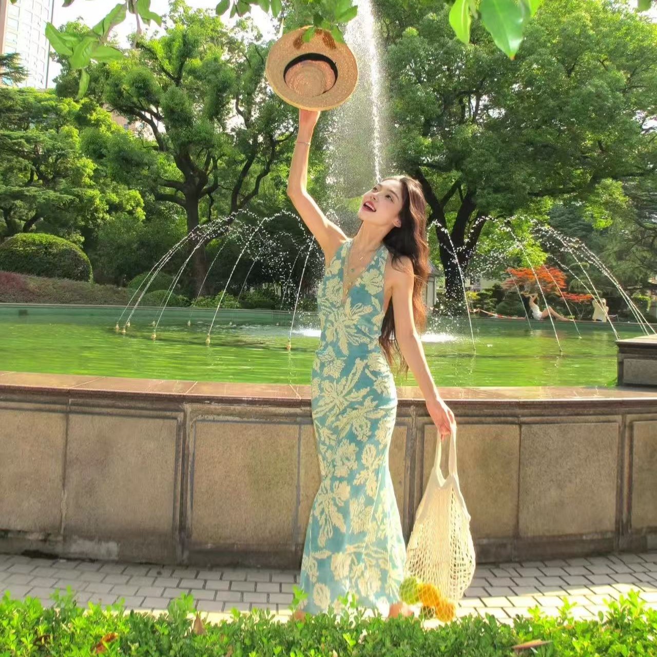楊凱雯同款孔雀藍v領碎花掛脖吊帶連衣裙女夏法式度假風露背長裙