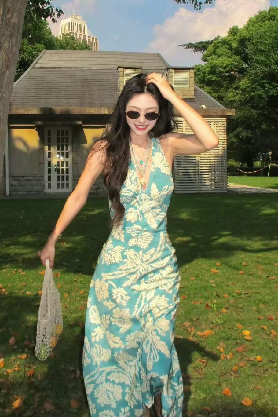 楊凱雯同款孔雀藍v領碎花掛脖吊帶連衣裙女夏法式度假風露背長裙