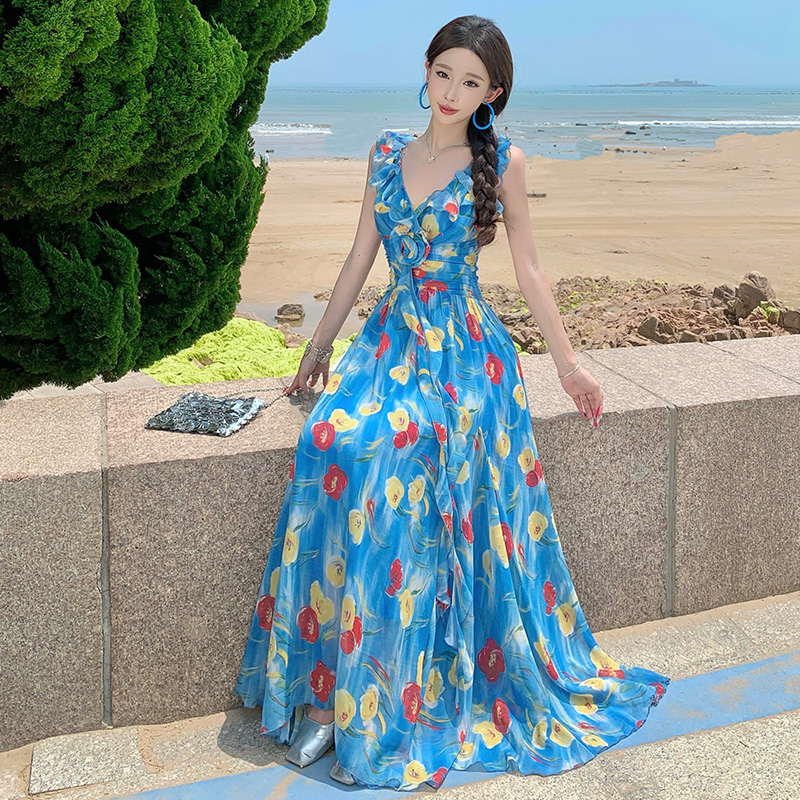 海邊度假穿搭藍色v領碎花連衣裙子女夏季收腰露背大裙擺沙灘長裙