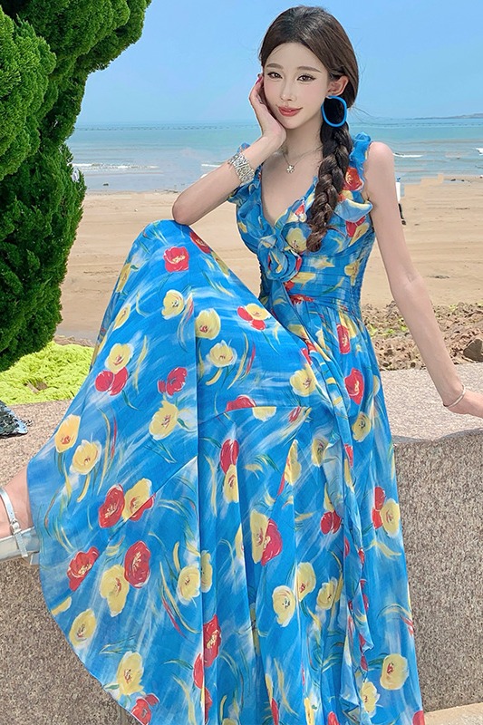 海邊度假穿搭藍色v領碎花連衣裙子女夏季收腰露背大裙擺沙灘長裙