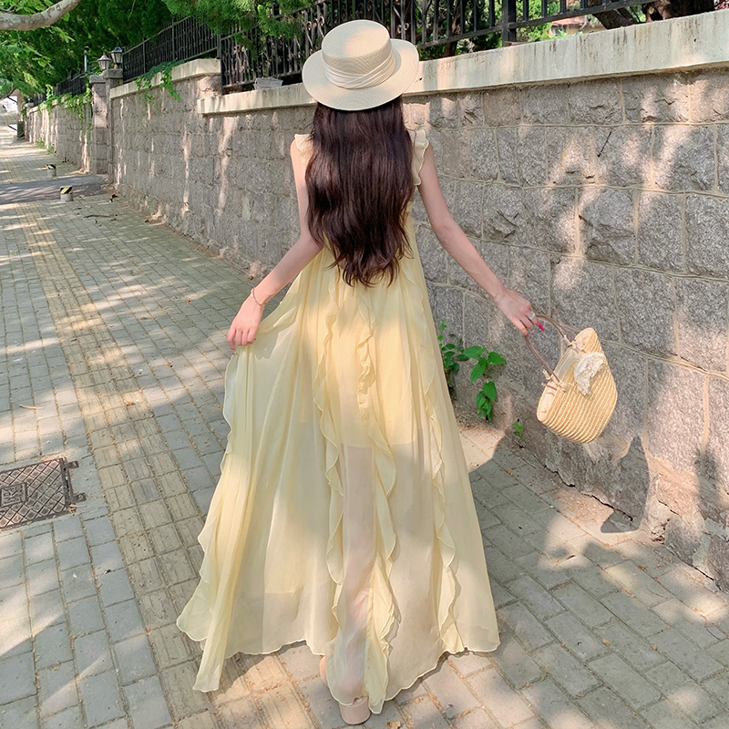 法式浪漫連衣裙女夏季小飛袖荷葉邊吊帶裙海邊旅游度假不規則長裙