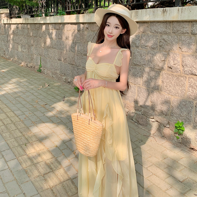 法式浪漫連衣裙女夏季小飛袖荷葉邊吊帶裙海邊旅游度假不規則長裙