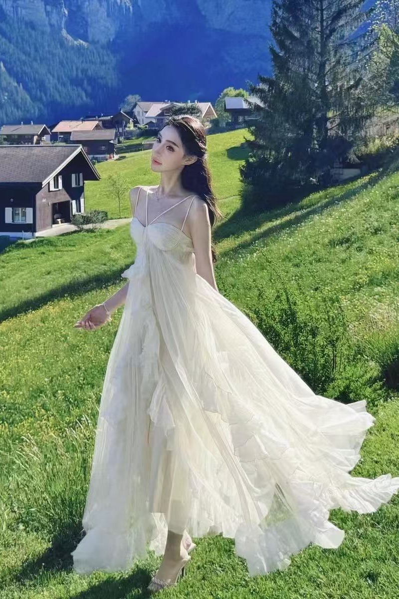 新疆川西草原旅游穿搭絕美荷葉邊吊帶連衣裙賽里木湖氛圍感長裙女