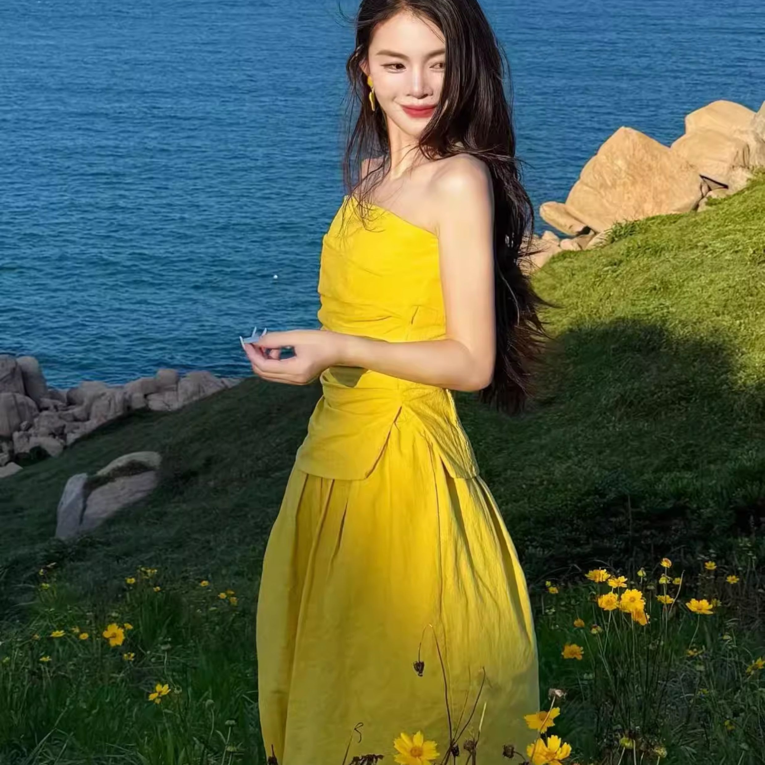 設計感多巴胺絕美度假風明媚黃色顯白褶皺抹胸花苞開叉半身裙套裝