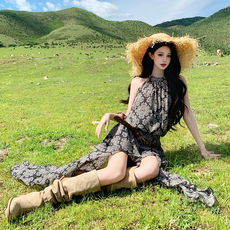 法式復古印花不規則掛脖連衣裙女夏季海邊度假風設計感收腰短裙子