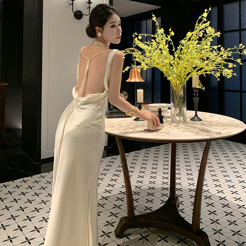 高級感香檳色醋酸緞面連衣裙2025新款性感修身吊帶露背度假長裙夏