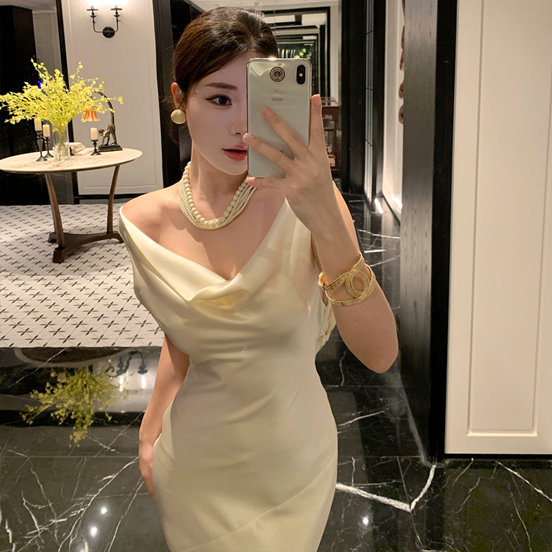 高級感香檳色醋酸緞面連衣裙2025新款性感修身吊帶露背度假長裙夏
