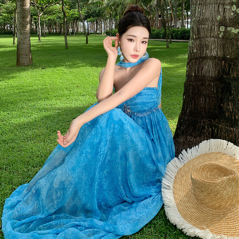 海邊度假絕美沙灘裙多巴胺藍色露背掛脖抹胸連衣裙女夏不規則長裙