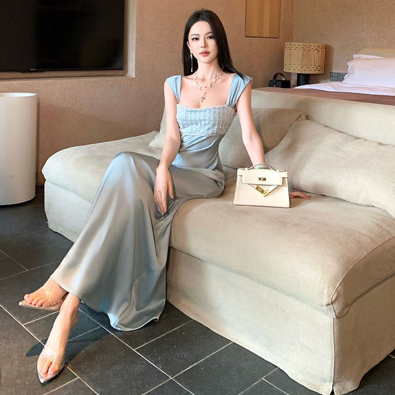 法式重工珠片藍色緞面吊帶連衣裙女2026新款輕奢氣質宴會禮服長裙