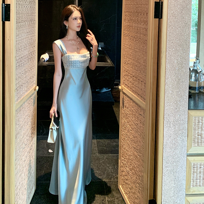法式重工珠片藍色緞面吊帶連衣裙女2026新款輕奢氣質宴會禮服長裙