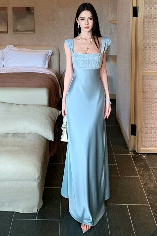 法式重工珠片藍色緞面吊帶連衣裙女2026新款輕奢氣質宴會禮服長裙