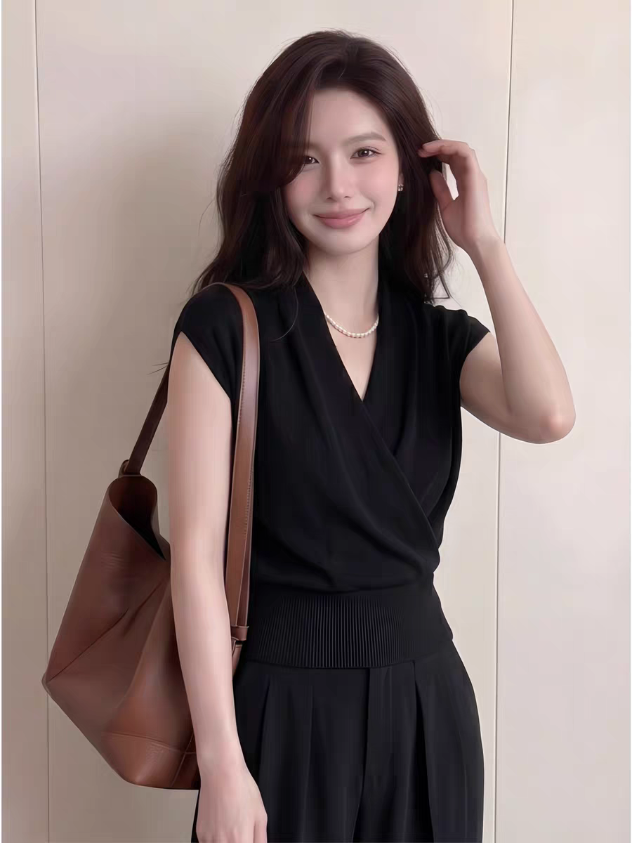 不規則交叉V領黑色短袖T恤女夏季薄款小眾不撞款冰絲針織短袖上衣