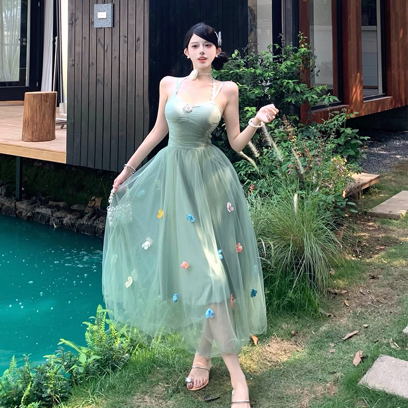 2026春夏新款海邊度假風綠色網紗掛脖吊帶連衣裙女花朵仙女裙高級