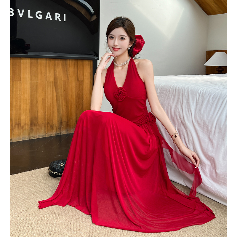 2026春夏赫本風紅色掛脖連衣裙女法式V領網紗花朵露背收腰中長裙