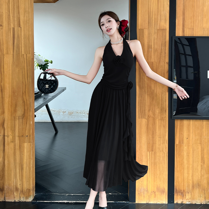 2026春夏赫本風紅色掛脖連衣裙女法式V領網紗花朵露背收腰中長裙