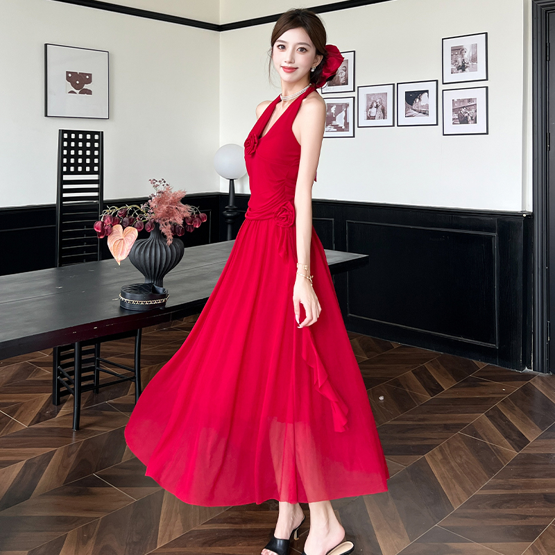 2026春夏赫本風紅色掛脖連衣裙女法式V領網紗花朵露背收腰中長裙