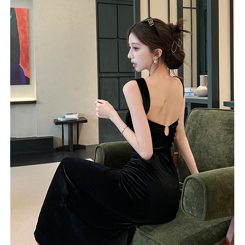 2025秋冬新款氣質氛圍設計感顯瘦露背開叉肩帶女神長款絲絨連衣裙