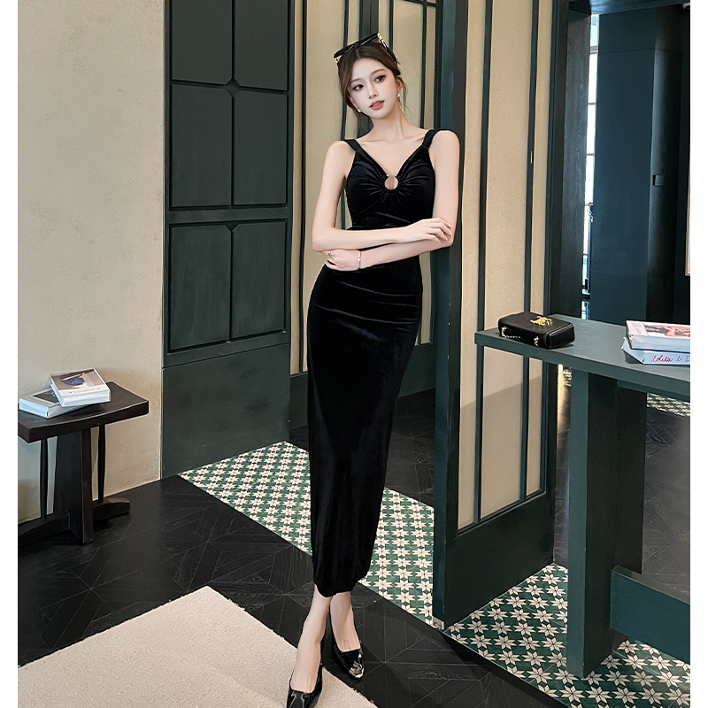 2025秋冬新款氣質氛圍設計感顯瘦露背開叉肩帶女神長款絲絨連衣裙