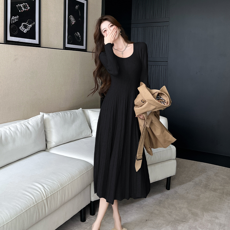 2025秋冬新U領長袖加厚針織連衣裙女修身顯瘦優雅氣質打底毛衣裙