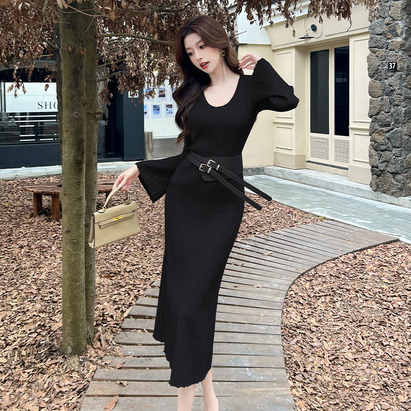 法式V領針織連衣裙高級感溫柔優雅氣質顯瘦喇叭袖長裙女配大衣潮