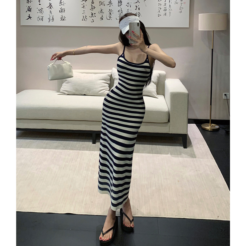氧氣感露背百搭條紋吊帶針織連衣裙女修身顯瘦遮胯度假風包臀長裙