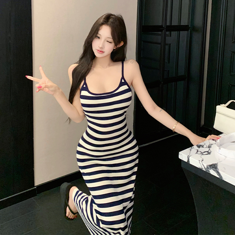 氧氣感露背百搭條紋吊帶針織連衣裙女修身顯瘦遮胯度假風包臀長裙