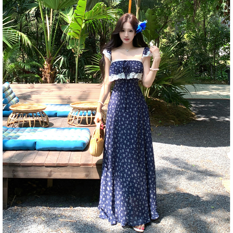曼陀羅 45°斜裁蕾絲拼接一字領碎花吊帶連衣長裙女夏法式浪漫藍色