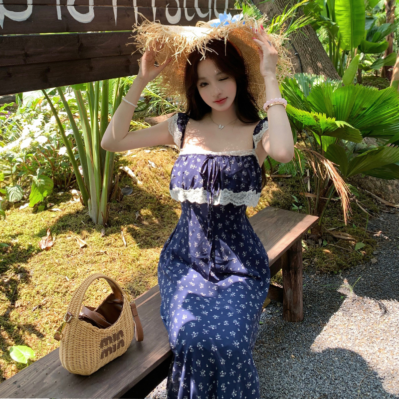 曼陀羅 45°斜裁蕾絲拼接一字領碎花吊帶連衣長裙女夏法式浪漫藍色
