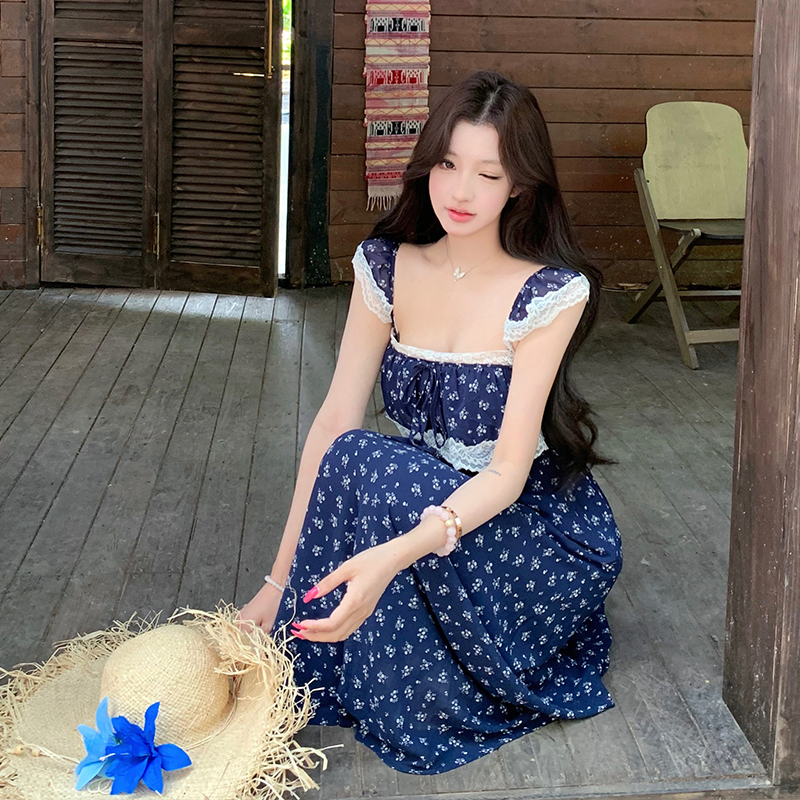 曼陀羅 45°斜裁蕾絲拼接一字領碎花吊帶連衣長裙女夏法式浪漫藍色