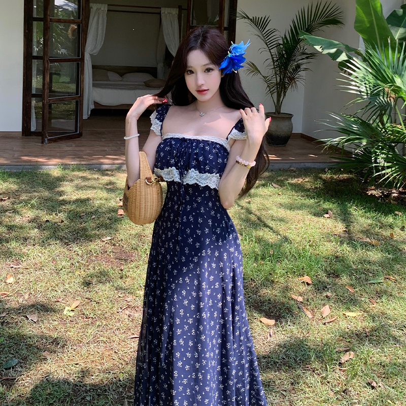 曼陀羅 45°斜裁蕾絲拼接一字領碎花吊帶連衣長裙女夏法式浪漫藍色