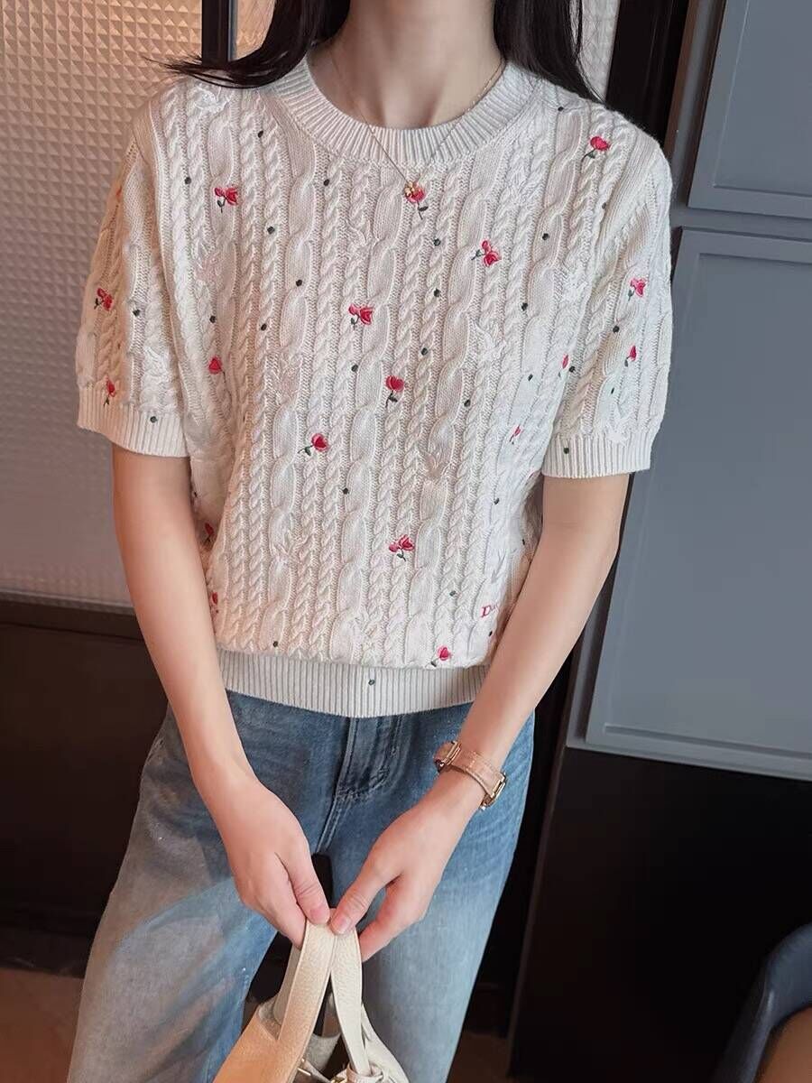 花園世界d小姐早春款奶油白羊絨絞花玫瑰小鳥刺繡針織短袖5091