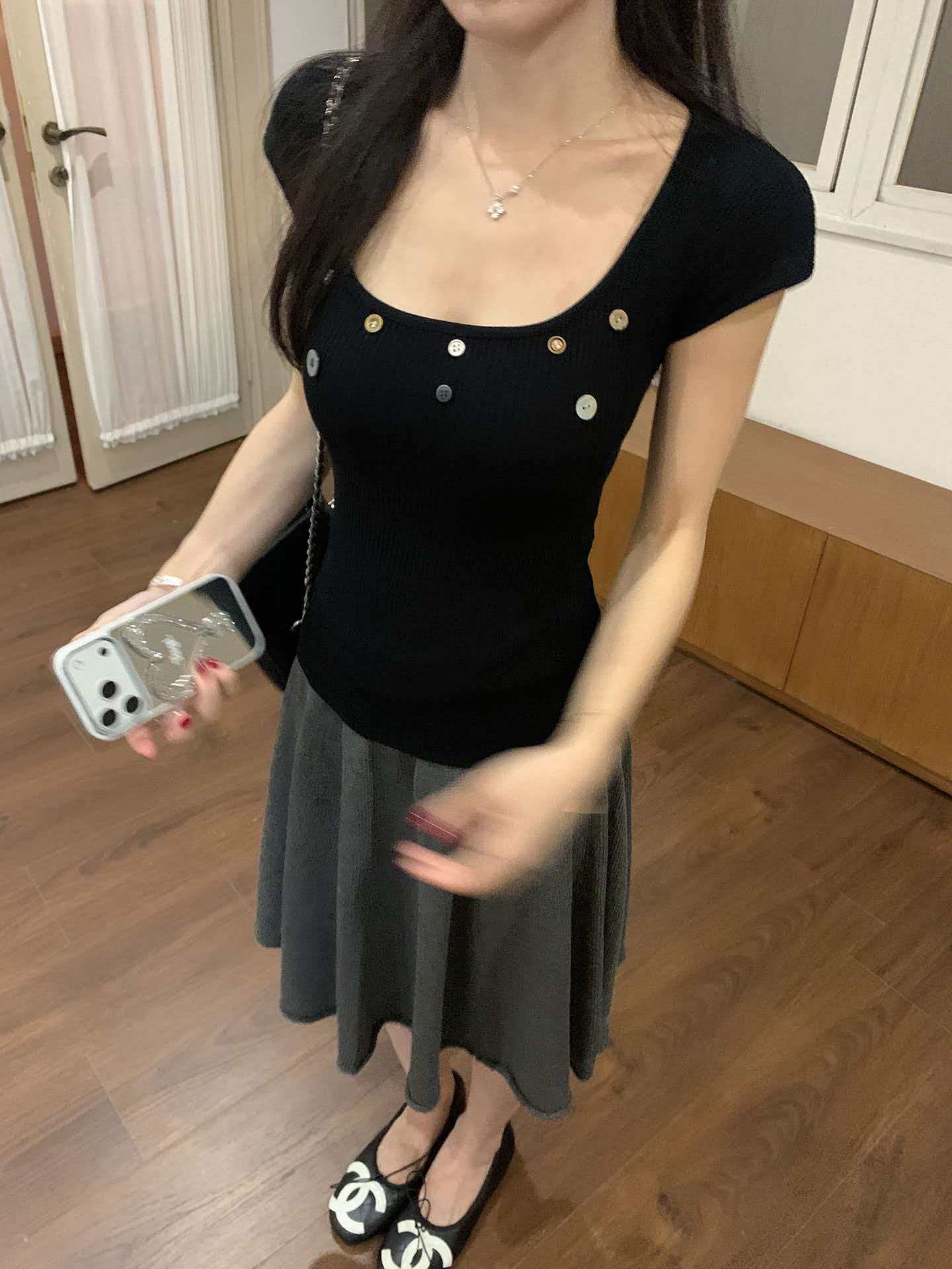 烏77黑色紐扣縫制方領短袖針織衫女春季新款漂亮獨特修身顯瘦上衣