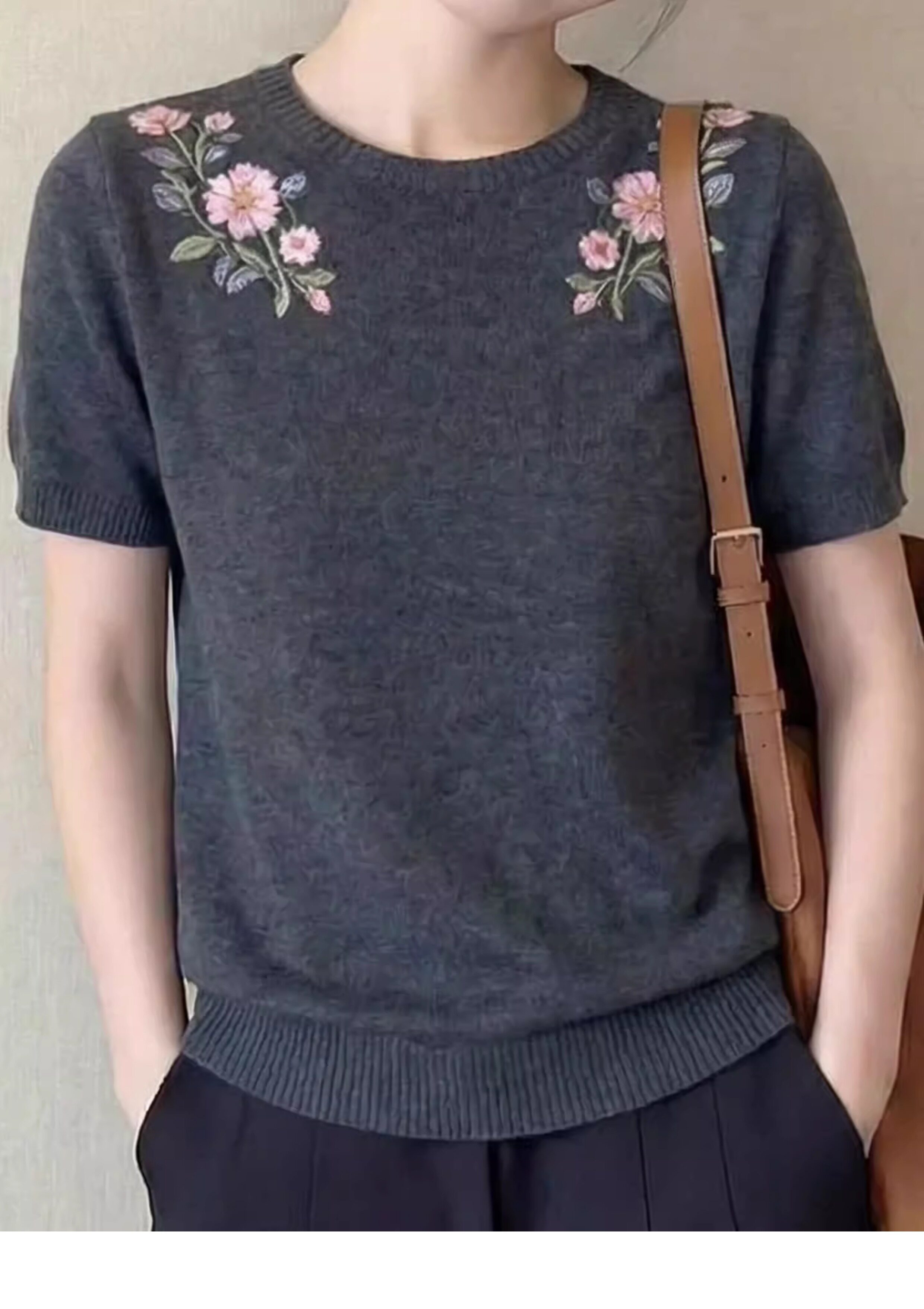 灰色圓領花卉刺繡短袖套頭針織衫女2026夏季新款時尚感軟糯打底衫